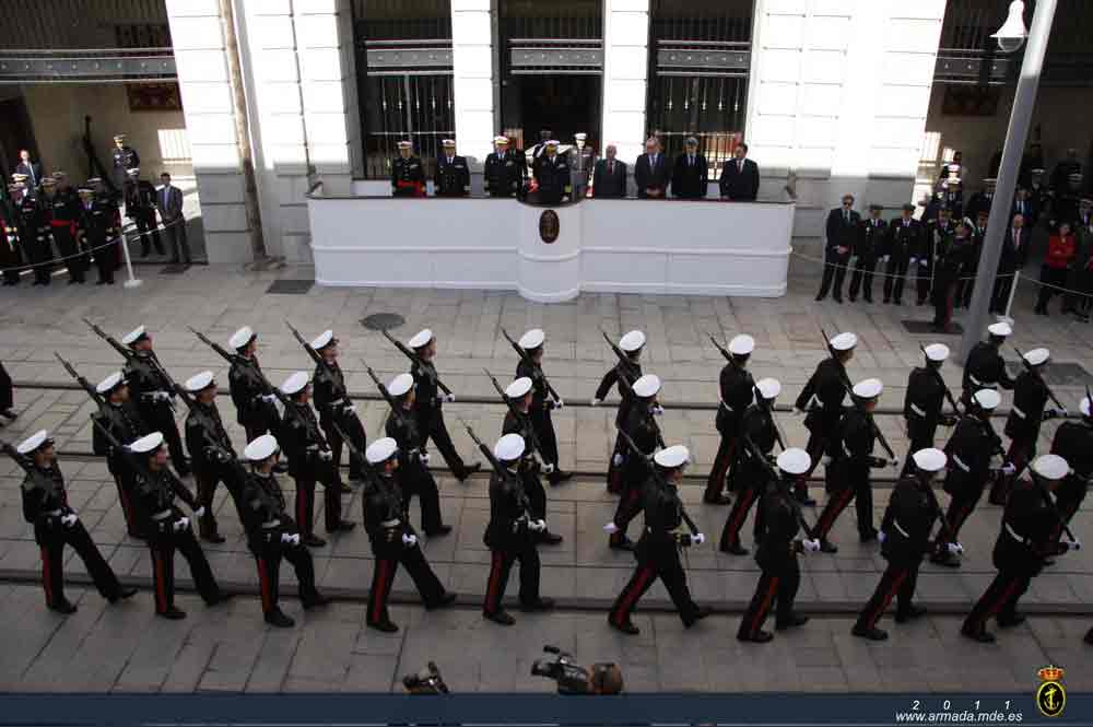 Una Compañía de Infantería de Marina desfila frente al antiguo Palacio de Capitanía General